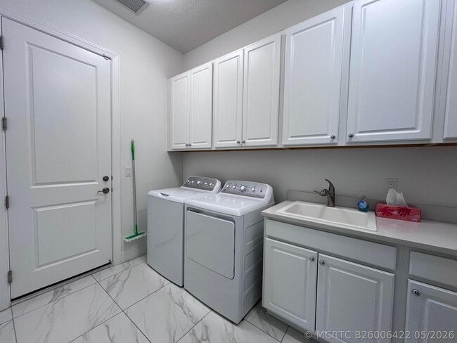 Building Photo - 5663 St Armands Way