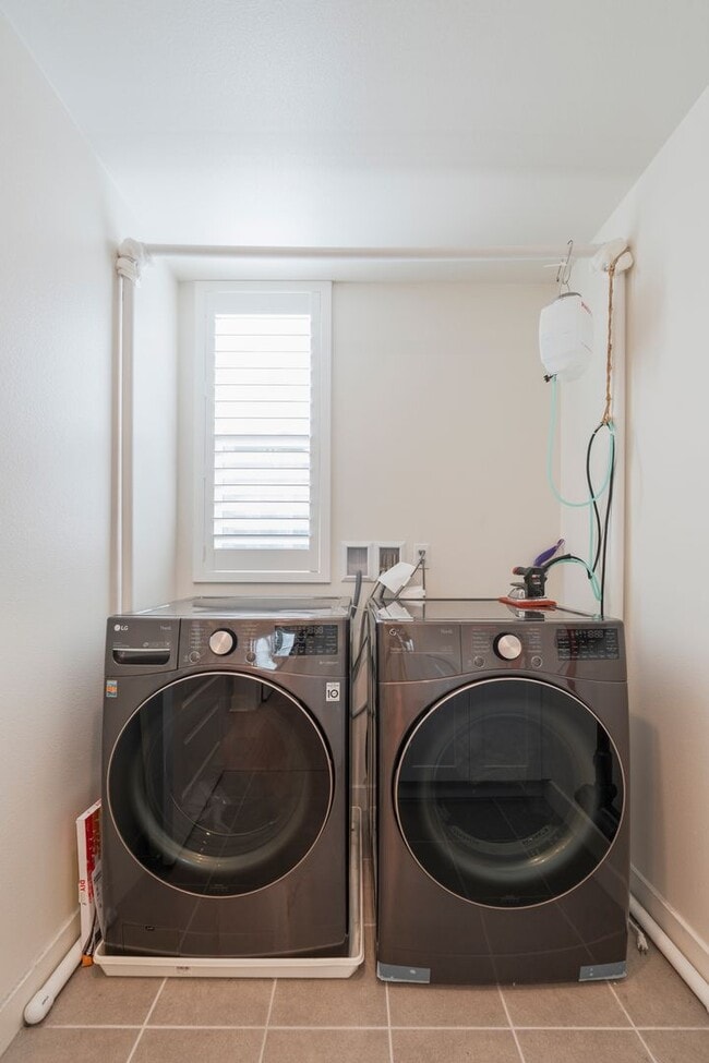 Building Photo - Newer townhome rental located in the gated One Seven Eight community!