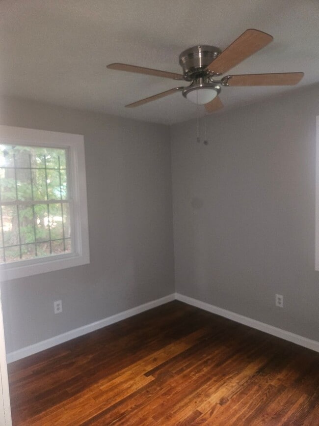 Building Photo - 3 Bedroom 1 bath home