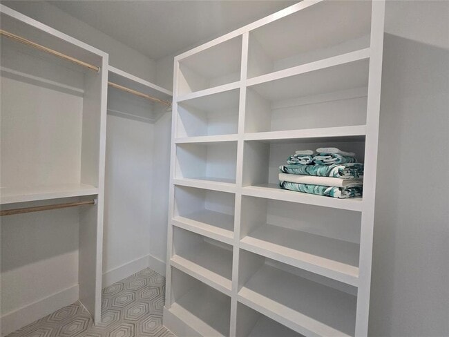 Building Photo - 1112 W N Loop Blvd