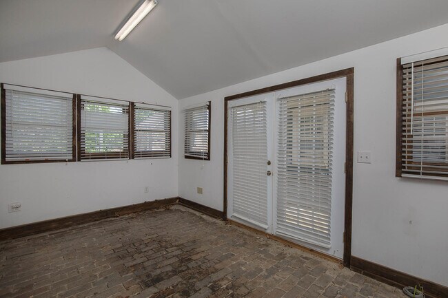 Building Photo - Charming Craftsman Home in Montford