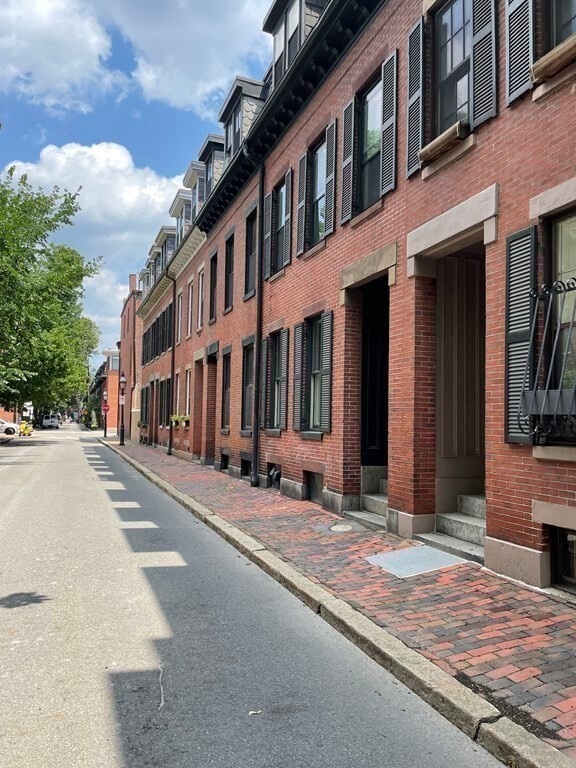 Building Photo - 33 Lawrence St