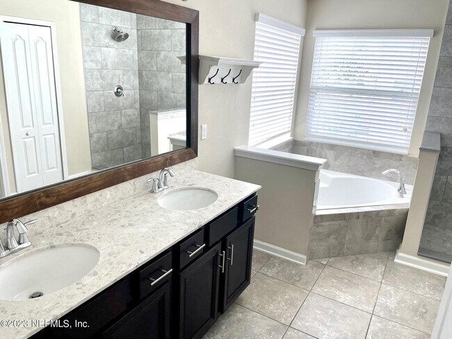 Building Photo - 591 Drysdale Dr