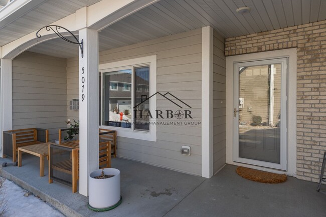 Building Photo - Contemporary 3 Bedroom Towhome in NW Roche...