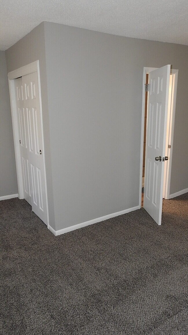 Building Photo - Cozy 3 bedrooms and 2 full baths home located on Holt Lane in Kansas City, KS