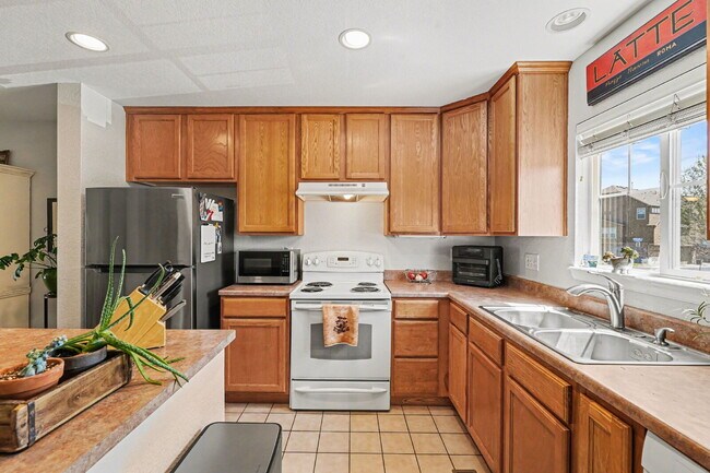 Building Photo - "Discover Your Dream Home: Spacious 3-Bedroom Townhouse in Scenic Castle Rock!"