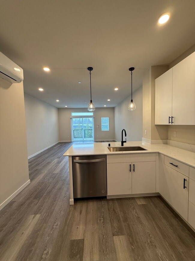 Building Photo - New! 3BD/2.5BTH Modern Townhouse in Cathca...