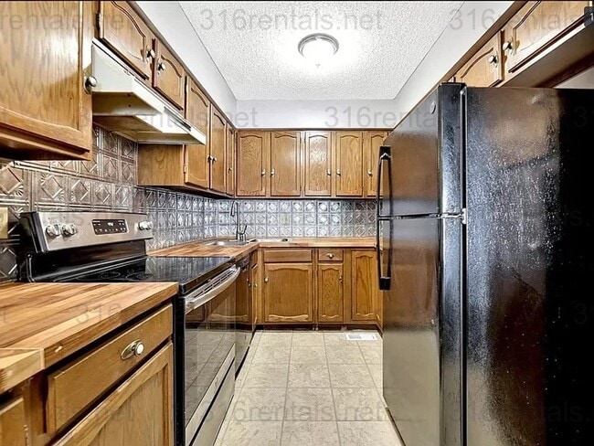 Building Photo - $1545 - 2 bed 2 bath - Duplex located in R...