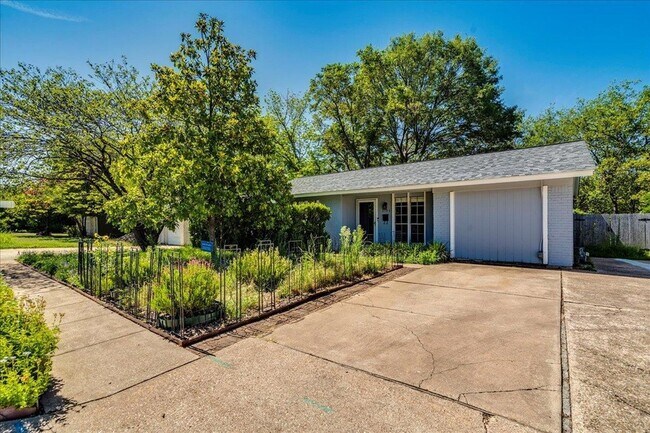 Building Photo - 3103 Steck Ave