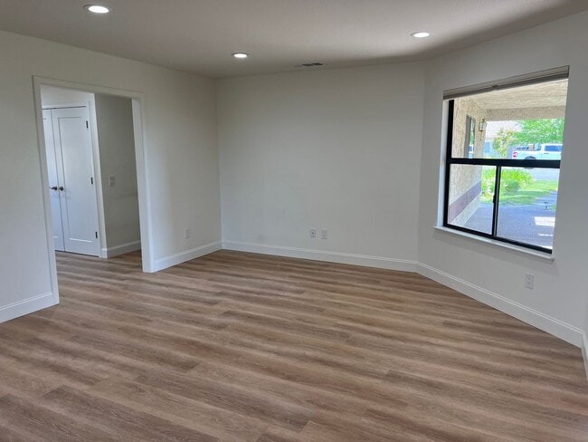 Building Photo - Beautiful Updated West Redding Home!