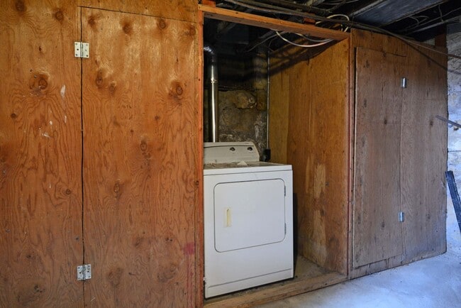 Building Photo - Spacious 3-Bed 1-Bath Unit in Hastings - Available Now!