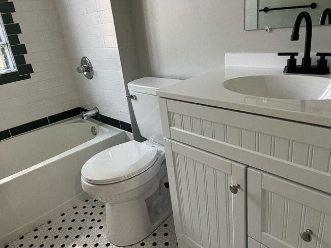Building Photo - Fantastic 3 bedroom, 1.5 bathroom duplex close to Ohio State and High Street