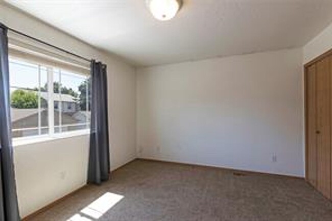 Building Photo - Centrally Located - 3 Bed 2 Bath