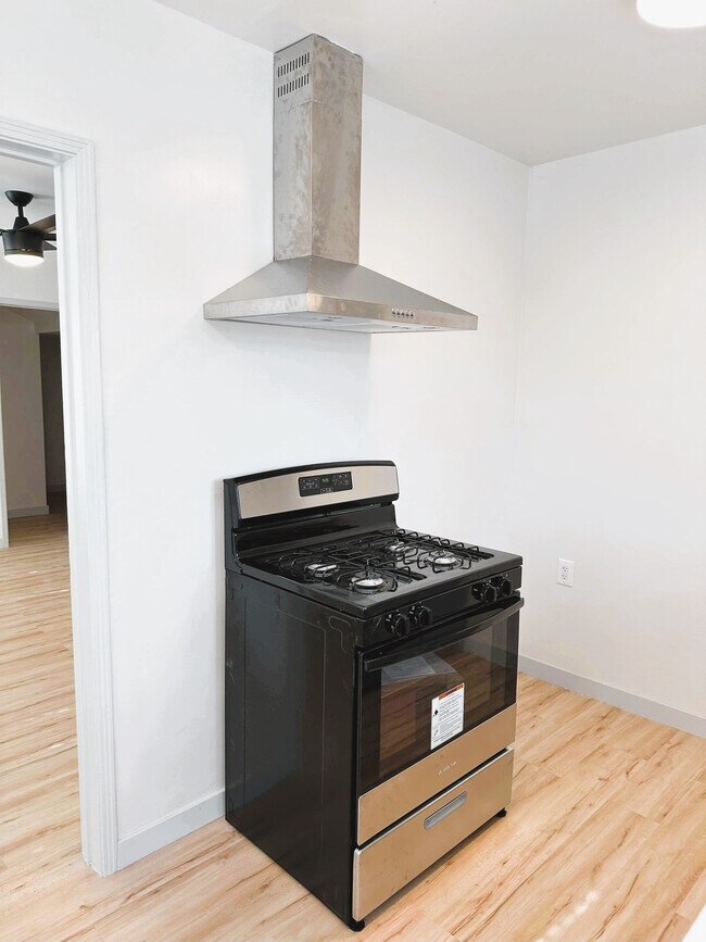 Building Photo - Beautifully Upgraded 4 Bedroom, 2 Bath! Do...
