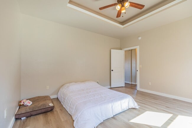 Building Photo - Beautiful 3 Bed 2 Bath Home