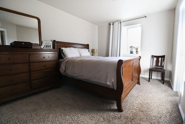 Building Photo - 3 Bedroom, 2.5 Bathroom Townhome. June 2026 Move-In! 2-year lease option!