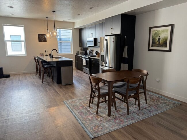 Building Photo - Charming 2BR Townhome in Centerville