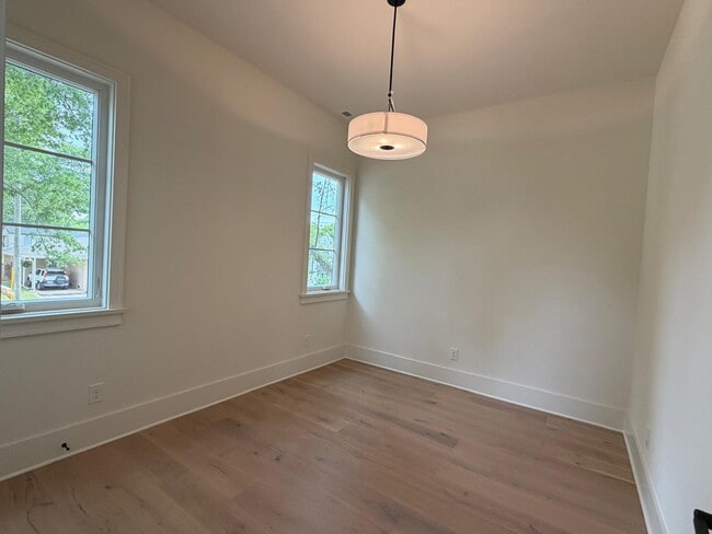 Building Photo - "Spacious and Elegant 4-Bedroom Home on Dover Avenue with 3.5 Baths and Nearly 3000 Sq Ft of Livi...