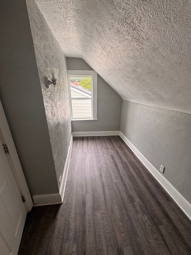 Building Photo - Large 4 bedroom Home