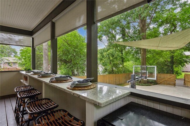 Building Photo - 843 Monroe Dr NE