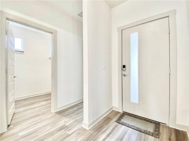 Building Photo - 100 Geminiflora Bend