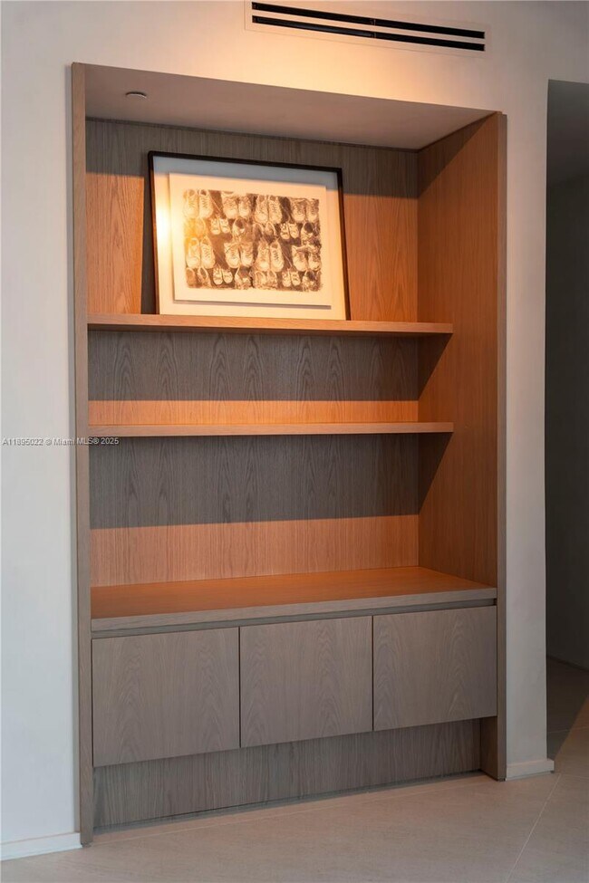 Building Photo - 5959 Collins Ave