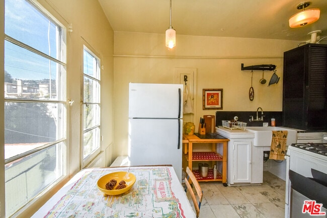 Building Photo - 8437 Waring Ave