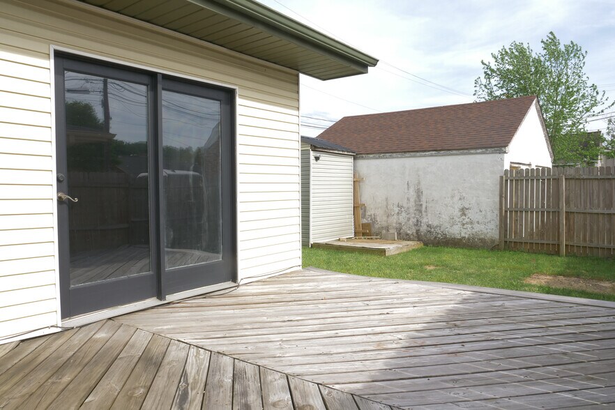 Building Photo - 105 W 5th St