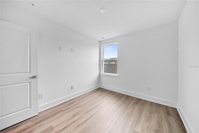 Building Photo - 1856 Crowncrest Dr
