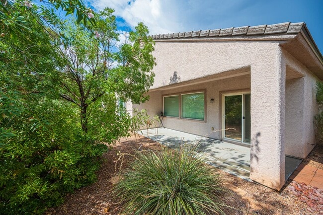 Building Photo - Beautiful single story home (55+). 3 Bed 2...