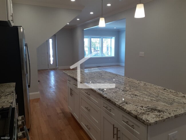 Building Photo - 5 br, 3 bath Townhome - 3 Cufflin St