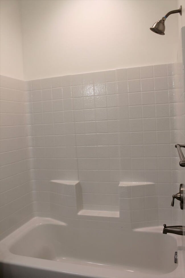 Building Photo - New and clean rear unit in duplex