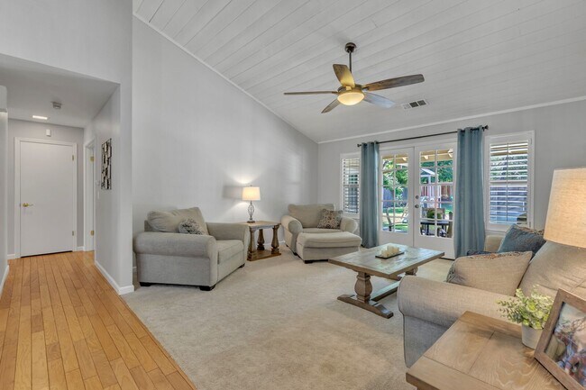 Building Photo - 1856 Ridgeview Dr