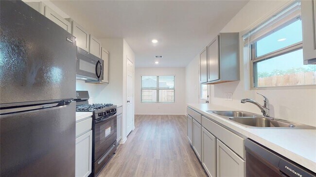 Building Photo - 1206 Silver Fir Ct
