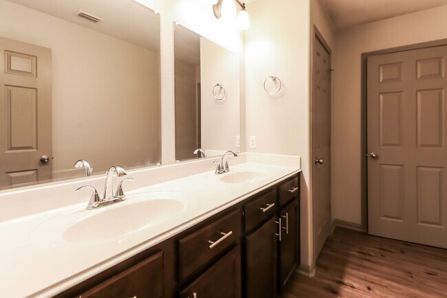 Building Photo - 420 Sapphire Ln