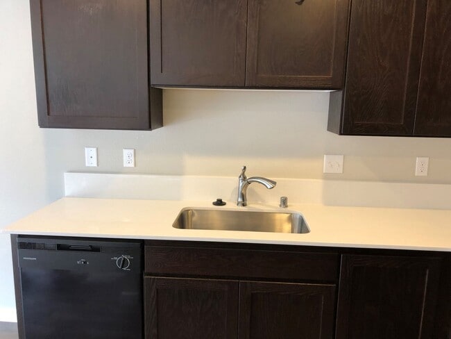 Building Photo - 3 bedroom/2.5 bathroom Townhome on Cul-de-Sac