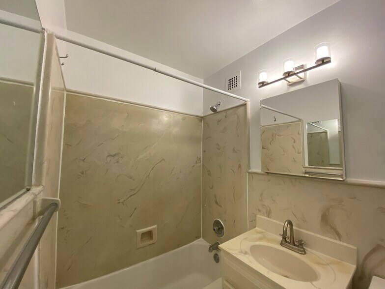 Bathroom - 3000 Spout Run Pky
