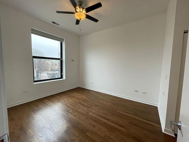 Building Photo - "Spacious 3-Bed, 2-Bath Gem in Chicago's Heart – 1205 Sq Ft of Modern Living!"