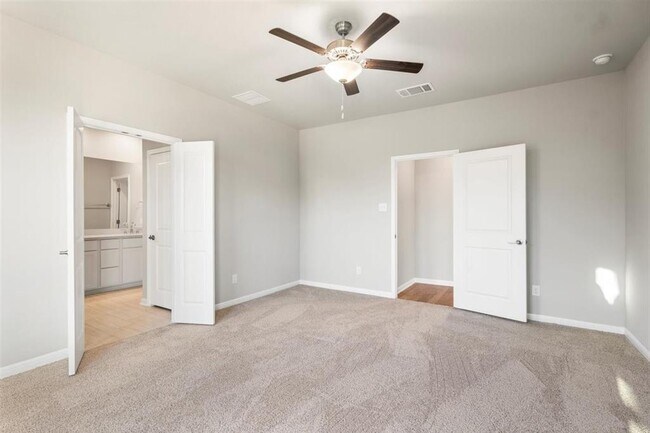 Building Photo - 204 Grn Knl Ln