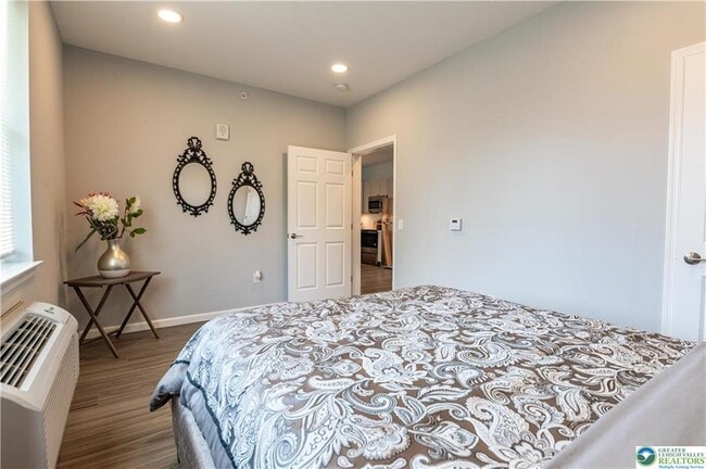 Building Photo - 948 N Front St