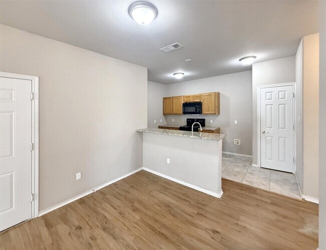 Building Photo - 512 E Hazelwood St