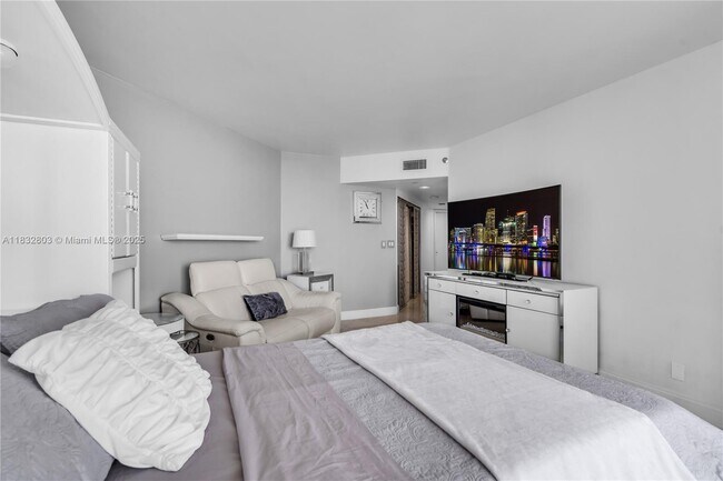Building Photo - 16485 Collins Ave