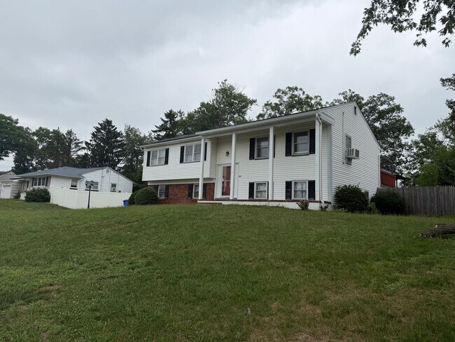 Building Photo - 536 Skylark Dr