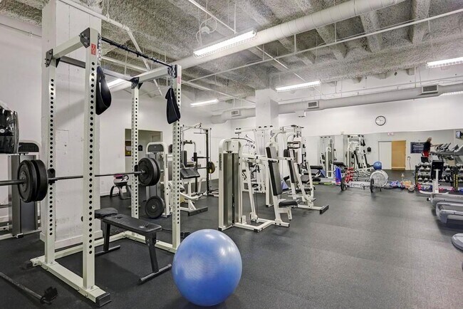 Building Photo - 914 Main St