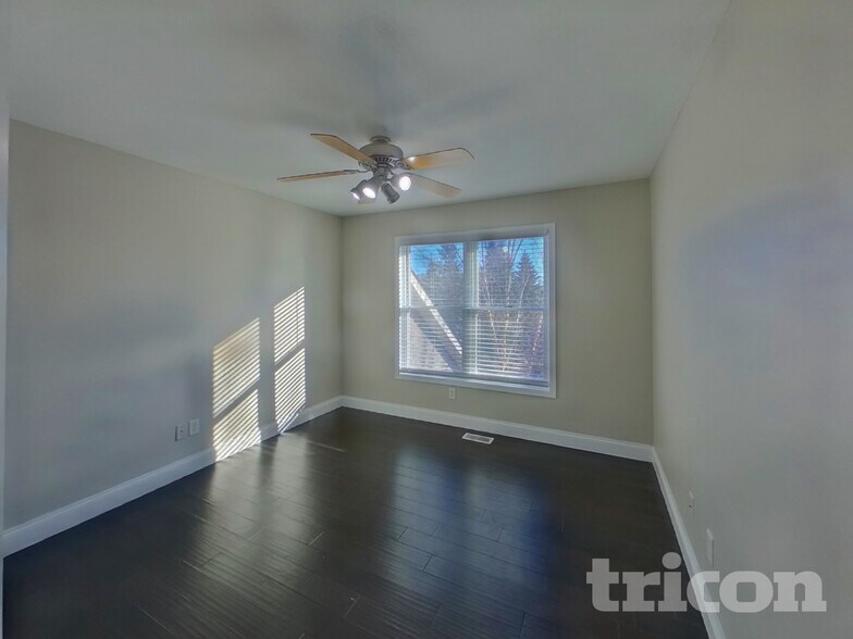 Building Photo - 606 Lincoln Dr NE