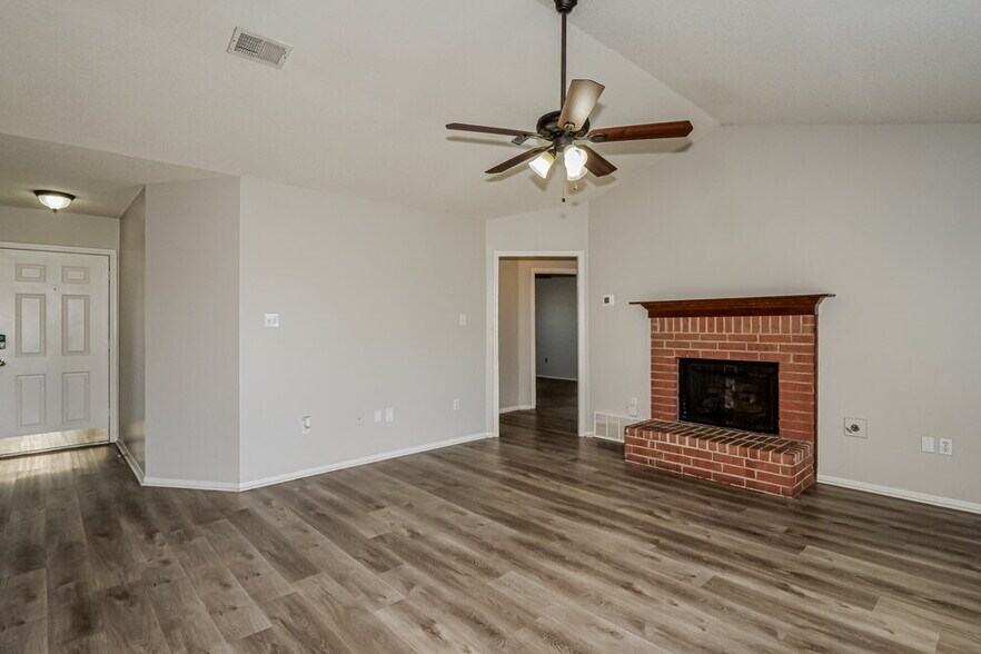Building Photo - 6935 Amanda Dr N