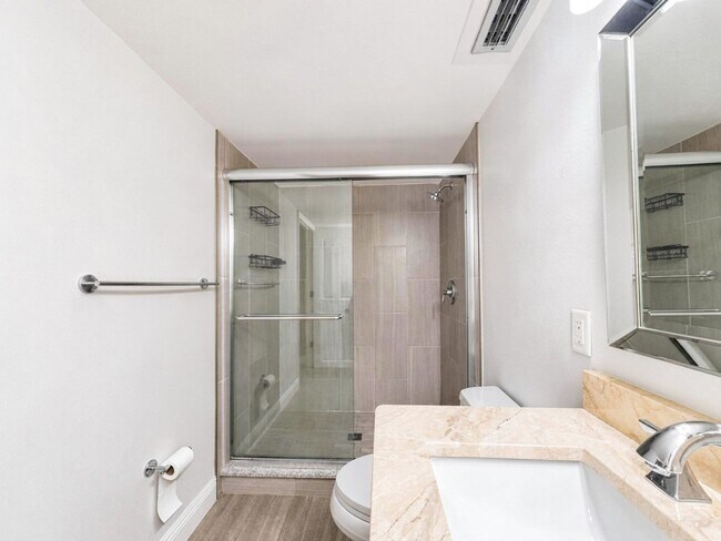 Building Photo - Remodeled First-Floor Condo Available Now in Naples