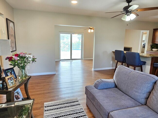 Building Photo - Annual Unfurnished 2 Bedroom 2 Bathroom Single Family Home in South Venice!