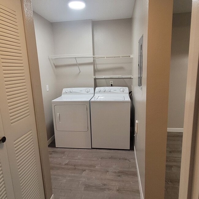 Building Photo - 1/1 condo on ground floor available now in Rockledge