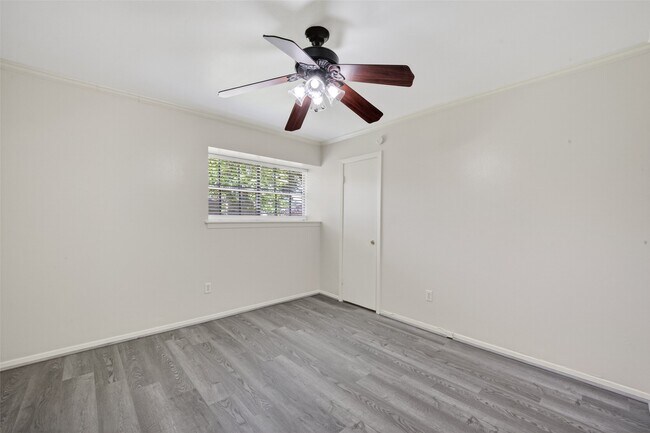 Building Photo - 9667 Meadowvale Dr